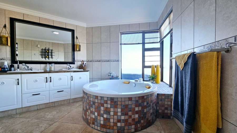 5 Bedroom Property for Sale in Dana Bay Western Cape
